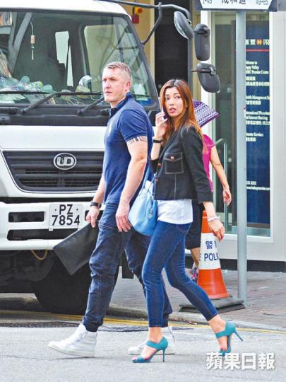 【講電話】■梁芷珊與男友過馬路時,邊行邊講電話。【食糖水】■梁芷珊日前下午跟男友到跑馬地食糖水。【睇洋酒】■Olivier途經洋酒舖時停低,與梁芷珊研究一番。【做司機】■梁芷珊男友取車後,兩人齊齊返回梁芷珊位於大坑的香閨。 【講電話】■梁芷珊與男友過馬路時,邊行邊講電話。【食糖水】■梁芷珊日前下午跟男友到跑馬地食糖水。【睇洋酒】■Olivier途經洋酒舖時停低,與梁芷珊研究一番。【做司機】■梁芷珊男友取車後,兩人齊齊返回梁芷珊位於大坑的香閨。