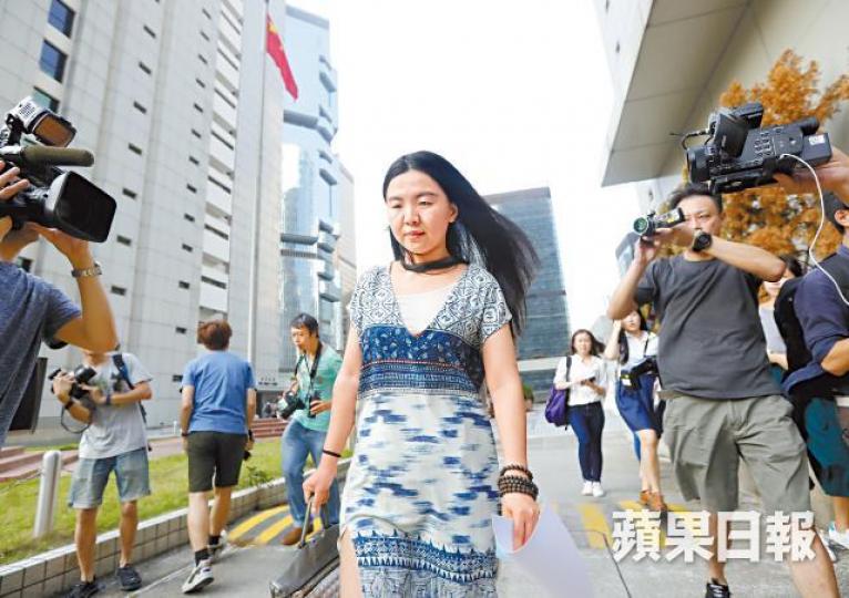 ■中國鐵建高層唐琳昨涉在庭內拍照，或被控藐視法庭。朱永倫攝■唐琳昨將法庭門口的相片及她取得的入庭籌放上微信。法官陳慶偉