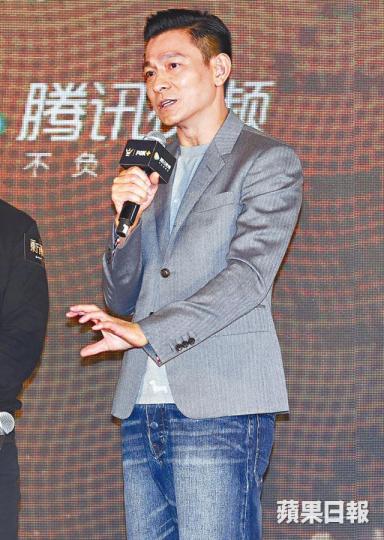 ■華仔昨日在發佈會上表示《東方華爾街》整體上達到他的要求。■華仔(右一)昨日在台上帶領導演黃國強(左二)等敲銅鑼。■(右二起)張可頤、譚耀文及廖啟智等昨日盛裝出席新劇發佈會。■桂綸鎂將於下一季中飾演大人物。■《東方華爾街》以金融風暴做故事骨幹。■鎮宇笑說新劇只有五集,因此不加任何意見改對白。 ■華仔昨日在發佈會上表示《東方華爾街》整體上達到他的要求。■華仔(右一)昨日在台上帶領導演黃國強(左二)等敲銅鑼。■(右二起)張可頤、譚耀文及廖啟智等昨日盛裝出席新劇發佈會。■桂綸鎂將於下一季中飾演大人物。■《東方華爾街》以金融風暴做故事骨幹。■鎮宇笑說新劇只有五集,因此不加任何意見改對白。
