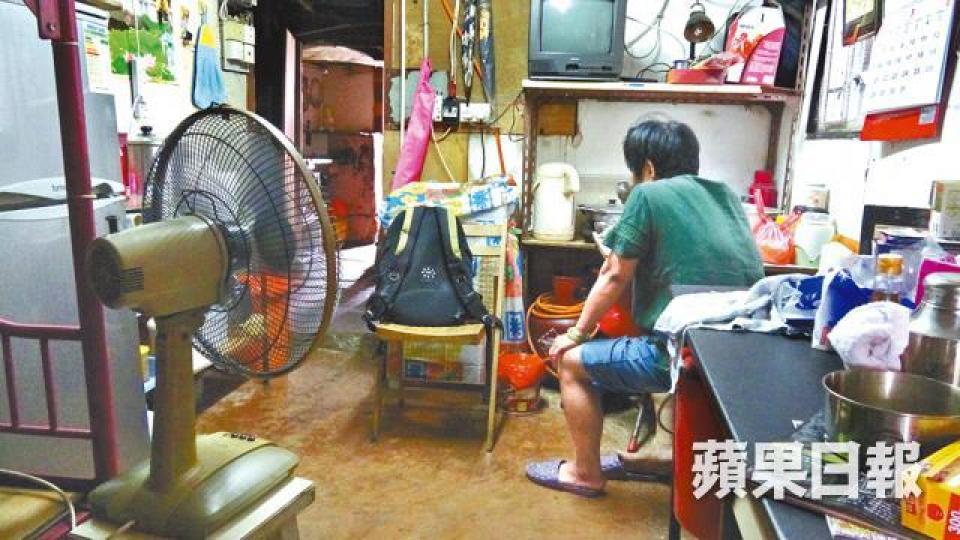 ■嬌姐租住的鐵皮天台屋,沒有冷氣只得風扇。簡明恩攝■溫度計顯示鐵皮屋內溫度達37.4℃。■烈日當空下,住在天台鐵皮屋的居民苦不堪言。 ■嬌姐租住的鐵皮天台屋,沒有冷氣只得風扇。簡明恩攝■溫度計顯示鐵皮屋內溫度達37.4℃。■烈日當空下,住在天台鐵皮屋的居民苦不堪言。