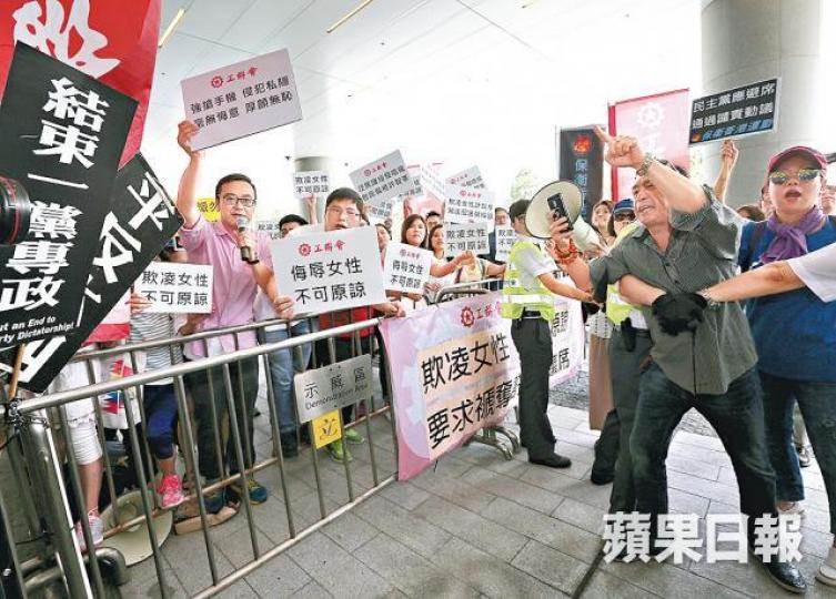 ■有示威者指罵民主派議員，遭立會保安阻擋。