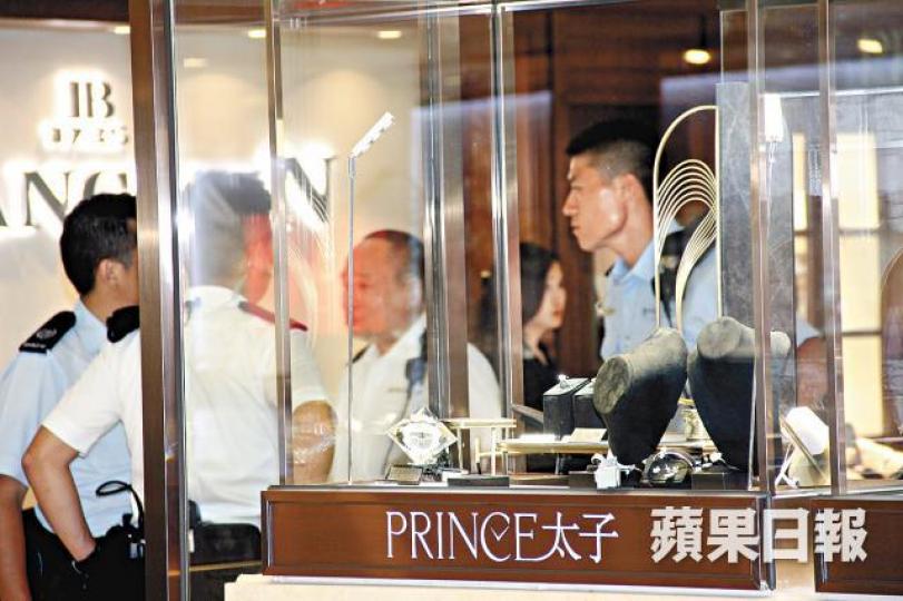 ■賊匪撬爆飾櫃玻璃,掠去總值約500萬元珠寶鑽飾。溫文學攝■地上為被撬爆的飾櫃玻璃(虛線示)。■女幫辦在現場調查。 ■賊匪撬爆飾櫃玻璃,掠去總值約500萬元珠寶鑽飾。溫文學攝■地上為被撬爆的飾櫃玻璃(虛線示)。■女幫辦在現場調查。