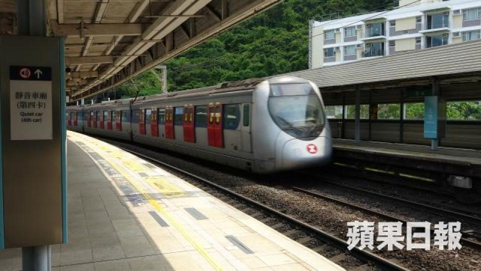 ■東鐵綫一名乘客與人爭執後亮刀威嚇並逃去,東鐵列車服務一度受阻。 ■東鐵綫一名乘客與人爭執後亮刀威嚇並逃去,東鐵列車服務一度受阻。
