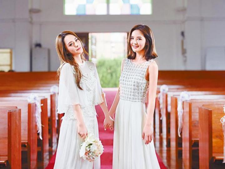■阿嬌(左)昨日出新歌慶祝即將出嫁。■Twins開完巡迴後,阿Sa(右)準備送阿嬌出嫁。 ■阿嬌(左)昨日出新歌慶祝即將出嫁。■Twins開完巡迴後,阿Sa(右)準備送阿嬌出嫁。