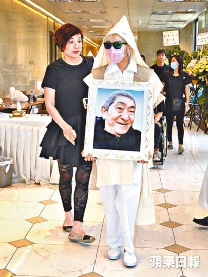 ■米奇遺孀余丹身穿喪服戴太陽眼鏡,一臉哀傷捧米奇遺照。■前亞姐王瑋昨日到靈堂送別米奇。 ■米奇遺孀余丹身穿喪服戴太陽眼鏡,一臉哀傷捧米奇遺照。■前亞姐王瑋昨日到靈堂送別米奇。