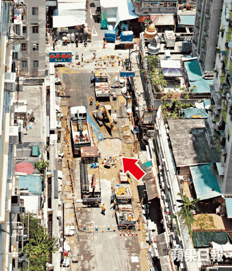 ■女人街昨爆水管導致路陷，地上出現大洞（箭嘴示）。梁澤岡攝■工程人員在路陷位置抽走污水。馬耀文攝