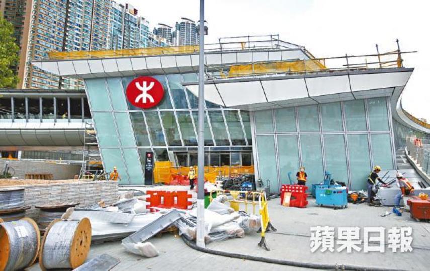 ■港鐵昨承認高鐵西九總站曾出現多處漏水。 ■港鐵昨承認高鐵西九總站曾出現多處漏水。
