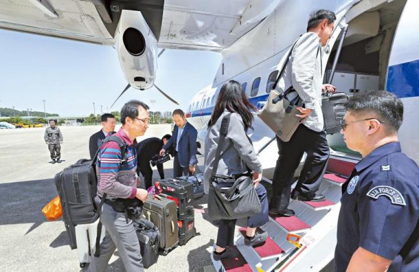 ■南韓記者團昨終在首爾登機前赴北韓。美聯社 ■南韓記者團昨終在首爾登機前赴北韓。美聯社