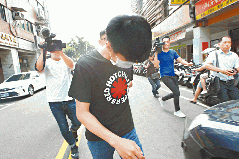 ■謝男落口供後離開警局,等候檢方傳喚。 ■謝男落口供後離開警局,等候檢方傳喚。