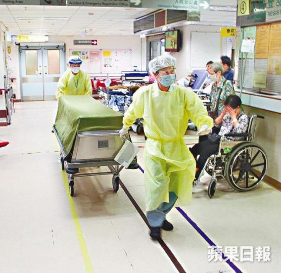 ■死者屍體被移往醫院殮房。劉永明攝 ■死者屍體被移往醫院殮房。劉永明攝