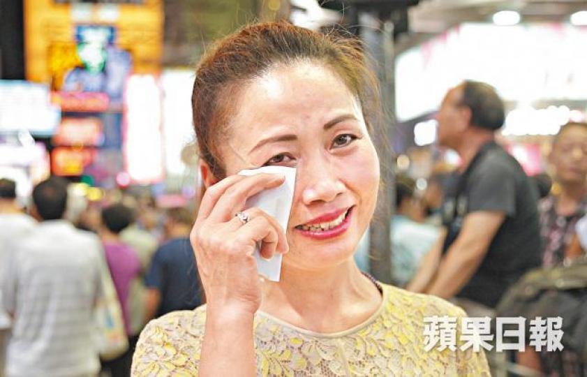 ■街頭歌手小勤賣唱兩年，稱對突然「殺街」感到難以接受。■有部份表演者吸引一堆「粉絲」，有人甚至自製燈牌到場支持。