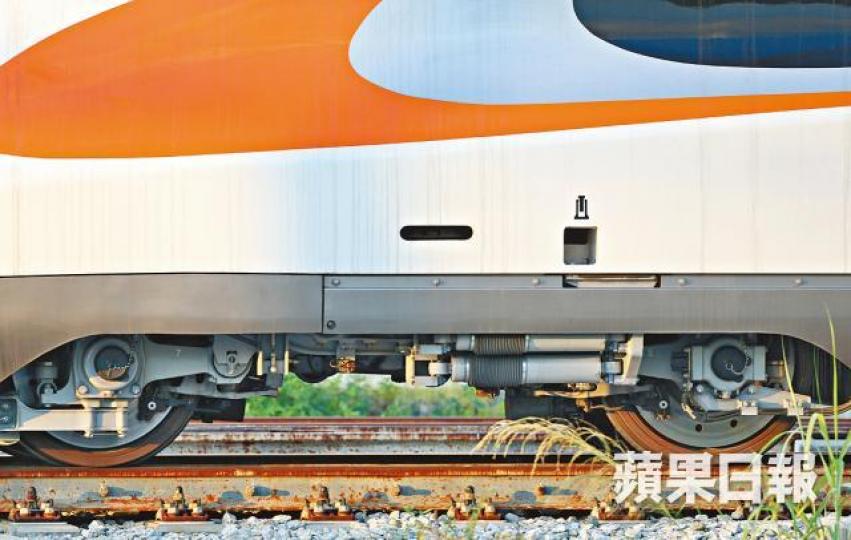 ■港鐵指高鐵車輪是鋼造，磨損是必然現象。王子俊攝■港鐵車務營運總管李聖基昨未承諾主動公佈每宗事故。朱永倫攝