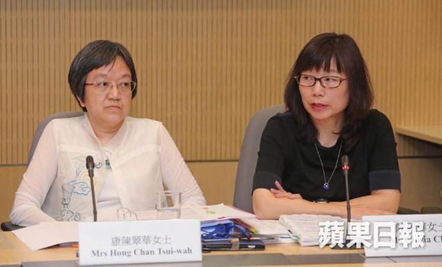 ■教育局副秘書長康陳翠華（左）及總課程發展主任陳碧華昨回應政治審查課本風波。