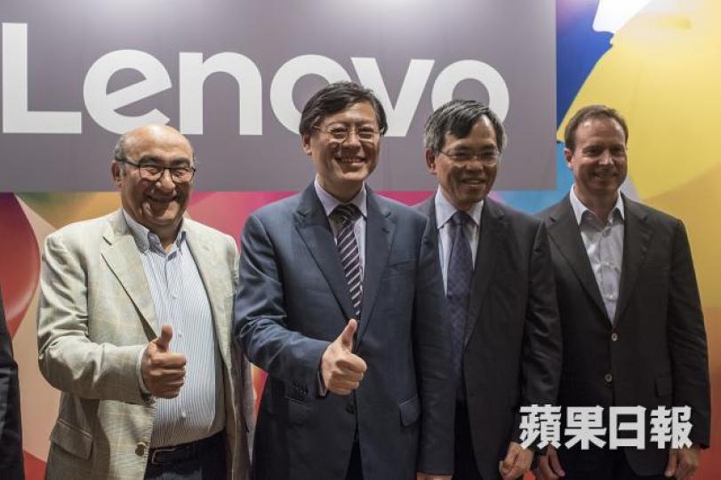 ■聯想董事長楊元慶(左二)指移動業務去年表現未如理想,惟「遠遠未到放棄的地步」。方家遠攝 ■聯想董事長楊元慶(左二)指移動業務去年表現未如理想,惟「遠遠未到放棄的地步」。方家遠攝