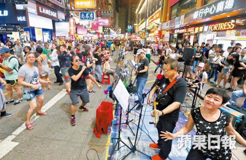 ■表演者日增令噪音問題無法改善，油尖旺區議會終以高票通過撤銷旺角行人專用區議案。王子俊攝