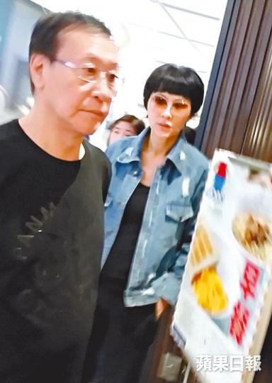 ■朱慧珊早前與老公賈鈞鵬撐枱腳食早餐。讀者提供圖片 ■朱慧珊早前與老公賈鈞鵬撐枱腳食早餐。讀者提供圖片