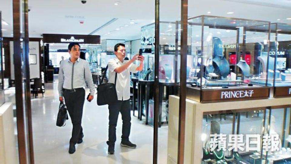 ■警員到場蒐證,並提醒店舖加強保安。翁鈺輝攝 ■警員到場蒐證,並提醒店舖加強保安。翁鈺輝攝