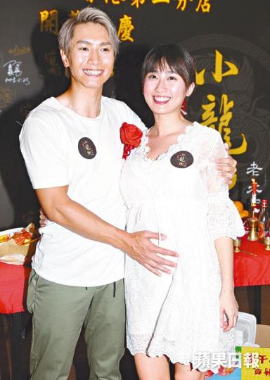 ■陳柏宇的太太符曉薇陀着5個多月孕肚支持老公。■King帶老婆盧頌之及囡囡一同剪綵。 ■陳柏宇的太太符曉薇陀着5個多月孕肚支持老公。■King帶老婆盧頌之及囡囡一同剪綵。
