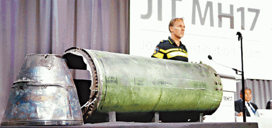■國際調查組昨展示涉嫌擊落MH17客機的俄軍導彈。路透社