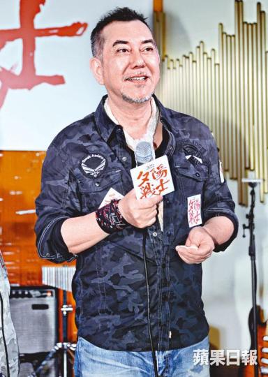 ■秋生出席完阿仔的畢業禮,將會立即回港綵排舞台劇。■秋生(右)被臨時拉夫上台唱歌,最初他以為自己只是在台下欣賞。■秋生以藝術總監、編劇及演員身份出席活動。■秋生笑說等囝囝畢業等了很久。資料圖片 ■秋生出席完阿仔的畢業禮,將會立即回港綵排舞台劇。■秋生(右)被臨時拉夫上台唱歌,最初他以為自己只是在台下欣賞。■秋生以藝術總監、編劇及演員身份出席活動。■秋生笑說等囝囝畢業等了很久。資料圖片