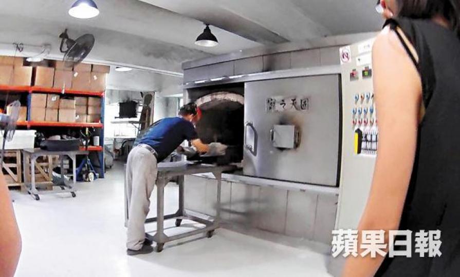 ■上周五晚,黃小姐替愛犬舉行火化儀式。麥超億攝■黃小姐望警方理解狗主心情,不要再犯調亂屍體的錯誤。麥超億攝 ■上周五晚,黃小姐替愛犬舉行火化儀式。麥超億攝■黃小姐望警方理解狗主心情,不要再犯調亂屍體的錯誤。麥超億攝