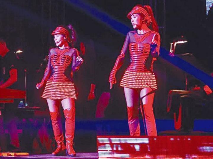 ■Twins已完成美加巡唱,阿嬌(左)留守酒店休息待嫁。■Mani已抵洛杉磯,昨日更約阿Sa食韓燒,Yumiko和囡囡梁浸浸都有出席。■阿嬌與台灣醫生賴弘國將於明日凌晨在美國結婚。資料圖片■胡定欣舊愛Terry跟Twins走埠登台,三人合作無間。互聯網圖片 ■Twins已完成美加巡唱,阿嬌(左)留守酒店休息待嫁。■Mani已抵洛杉磯,昨日更約阿Sa食韓燒,Yumiko和囡囡梁浸浸都有出席。■阿嬌與台灣醫生賴弘國將於明日凌晨在美國結婚。資料圖片■胡定欣舊愛Terry跟Twins走埠登台,三人合作無間。互聯網圖片