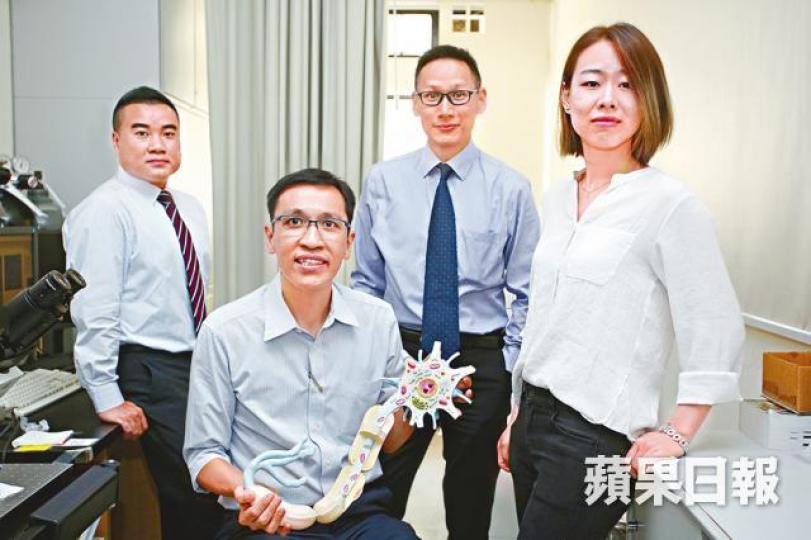 ■中大生命科學學院團隊研究發現,大腦蛋白的交互作用有助刺激神經元增生,修復腦部功能。左二為領導研究的劉國輝。李潤芳攝 ■中大生命科學學院團隊研究發現,大腦蛋白的交互作用有助刺激神經元增生,修復腦部功能。左二為領導研究的劉國輝。李潤芳攝