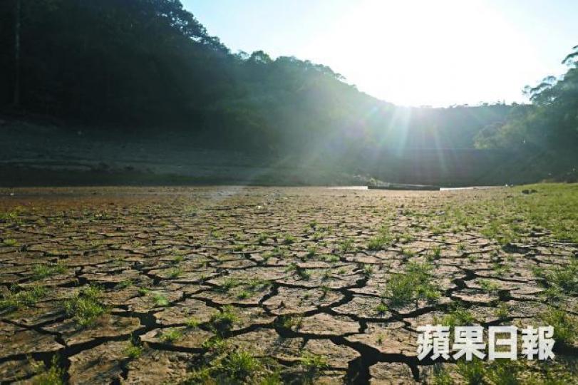 【流水響乾塘】■連續9日高溫下,流水響水塘乾旱見底,地面龜裂。夏家朗攝 【流水響乾塘】■連續9日高溫下,流水響水塘乾旱見底,地面龜裂。夏家朗攝