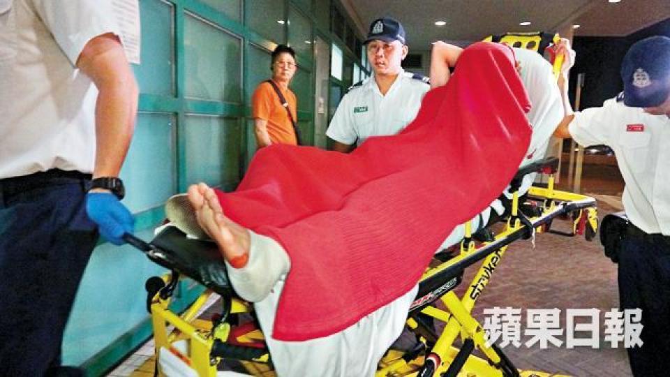 ■遇襲水房小頭目手腳受傷,送院敷治。姜偉康攝 ■遇襲水房小頭目手腳受傷,送院敷治。姜偉康攝