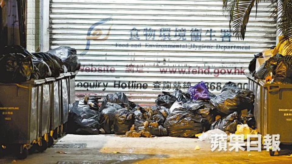 ■跑馬地成和道垃圾站晚間鐵閘鎖上後,垃圾放滿地上,引來至少60隻老鼠覓食。麥超億攝 ■跑馬地成和道垃圾站晚間鐵閘鎖上後,垃圾放滿地上,引來至少60隻老鼠覓食。麥超億攝
