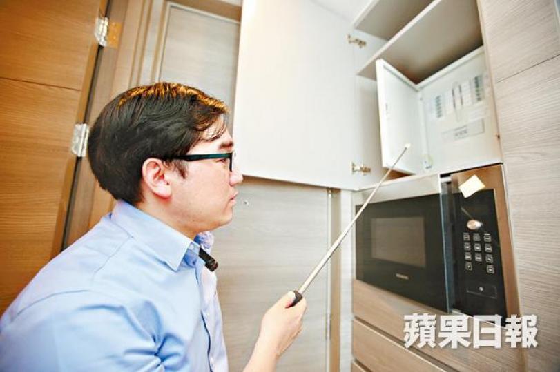 ■明哥開了所有電源後,微波爐及雪櫃仍不能通電。■洗手盆地櫃的門鉸鬆落,開關時容易受傷。 ■明哥開了所有電源後,微波爐及雪櫃仍不能通電。■洗手盆地櫃的門鉸鬆落,開關時容易受傷。