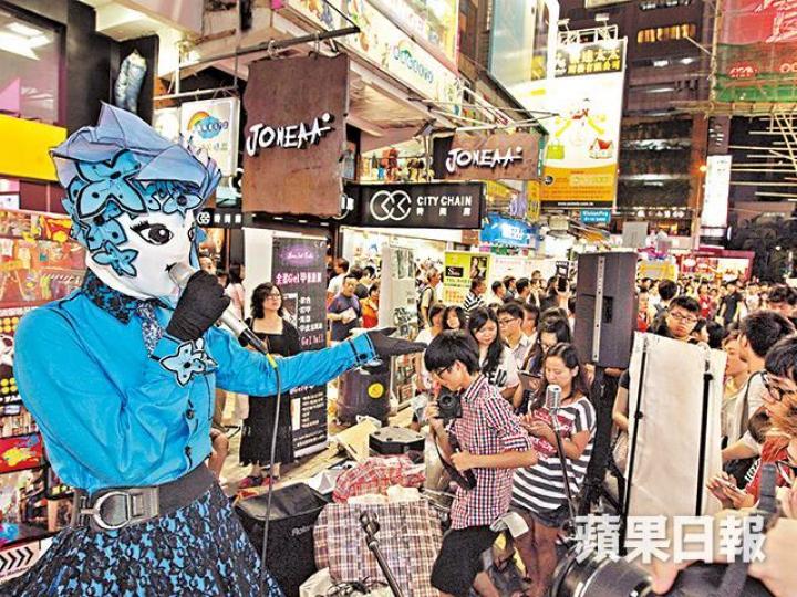 ■龍小菌7年前曾以蒙面歌手形象在旺角行人專用區獻唱,成功引起注目。資料圖片龍小菌 資料圖片■日本街頭藝人Mr. Wally經常在旺角行人專用區表演。互聯網圖片■C AllStar15年曾重返旺角街頭唱歌,吸引不少途人駐足欣賞。資料圖片■專用區近年變成大媽舞台,C AllStar成員釗峰慨嘆是不熟悉的文化。資料圖片 ■龍小菌7年前曾以蒙面歌手形象在旺角行人專用區獻唱,成功引起注目。資料圖片龍小菌 資料圖片■日本街頭藝人Mr. Wally經常在旺角行人專用區表演。互聯網圖片■C AllStar15年曾重返旺角街頭唱歌,吸引不少途人駐足欣賞。資料圖片■專用區近年變成大媽舞台,C AllStar成員釗峰慨嘆是不熟悉的文化。資料圖片