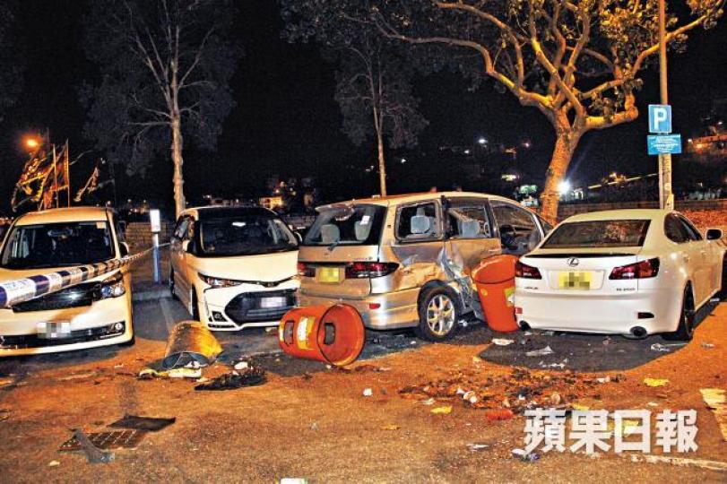 ■西貢前晚發生黑幫廝殺案,七名刀手伏擊疑欠債目標時,反遭對方同門圍毆,其中數人圖坐車逃走時遭對方駕私家車、客貨車及拖車夾擊追撞。鄭文輝攝■寡不敵眾,其中一刀手滿面披血攤坐路邊。讀者提供圖片■另外兩名刀手分別被捕。■有一名刀手為避圍毆,跳海逃生獲救。■水房前坐館「肥威」前晚在西貢一酒家筵開三席賀生日,他在大混戰中沒受傷。資料圖片 ■西貢前晚發生黑幫廝殺案,七名刀手伏擊疑欠債目標時,反遭對方同門圍毆,其中數人圖坐車逃走時遭對方駕私家車、客貨車及拖車夾擊追撞。鄭文輝攝■寡不敵眾,其中一刀手滿面披血攤坐路邊。讀者提供圖片■另外兩名刀手分別被捕。■有一名刀手為避圍毆,跳海逃生獲救。■水房前坐館「肥威」前晚在西貢一酒家筵開三席賀生日,他在大混戰中沒受傷。資料圖片