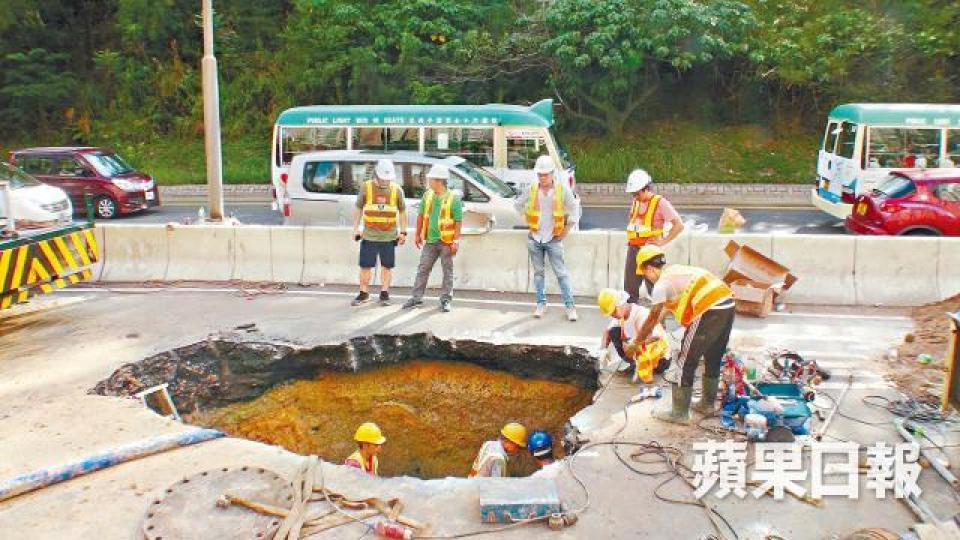 ■環保大道鹹水管爆裂致路陷,水務署人員昨到場搶修。 ■環保大道鹹水管爆裂致路陷,水務署人員昨到場搶修。