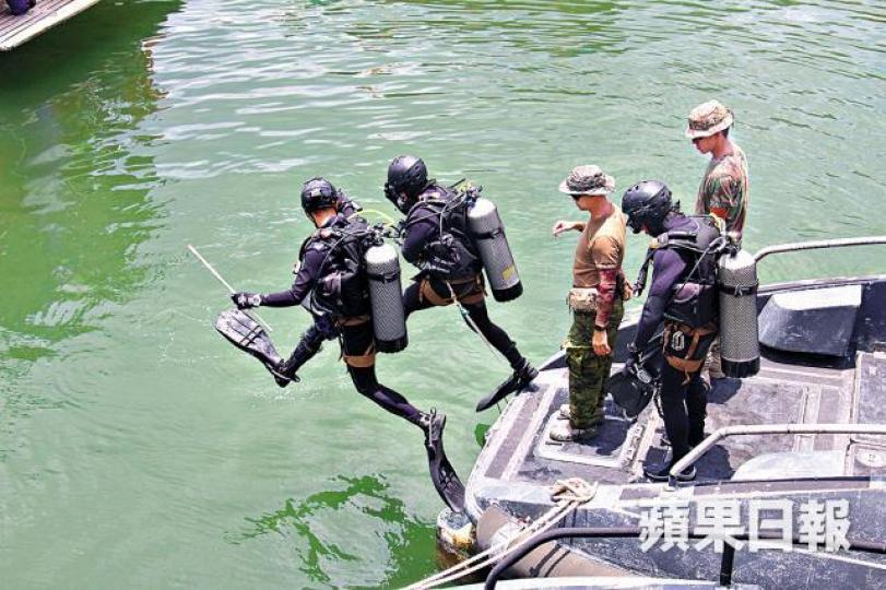 ■隸屬「飛虎隊」的水鬼隊成員昨在西貢落水蒐證。劉永明攝 ■隸屬「飛虎隊」的水鬼隊成員昨在西貢落水蒐證。劉永明攝