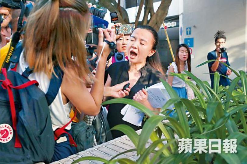 ■唐琳玲獲准保釋,離開法院時被傳媒包圍。 ■唐琳玲獲准保釋,離開法院時被傳媒包圍。