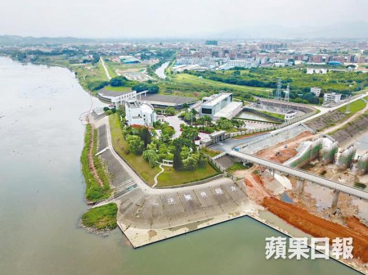 ■東莞市太園泵站是輸港東江水的取水點。《蘋果》記者攝■太園泵站外設有告示牌,表示該處為飲用水水源保護區。綠色力量總監鄭睦奇 ■東莞市太園泵站是輸港東江水的取水點。《蘋果》記者攝■太園泵站外設有告示牌,表示該處為飲用水水源保護區。綠色力量總監鄭睦奇