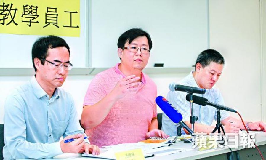 ■王凱峰(中)批評浸大重研究輕教學,為競爭大學排名向教學人員開刀;左為教協會長馮偉華。 ■王凱峰(中)批評浸大重研究輕教學,為競爭大學排名向教學人員開刀;左為教協會長馮偉華。