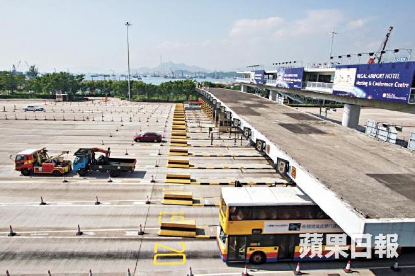 ■西區海底隧道明天起加價,大部分車種每程加5元。資料圖片 ■西區海底隧道明天起加價,大部分車種每程加5元。資料圖片