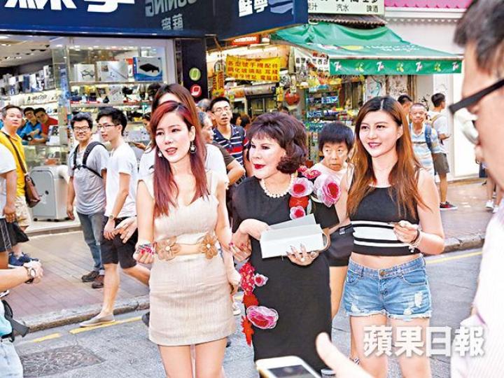 ■黃夏蕙(中)不時到旺角行人專用區出席不同活動。資料圖片 ■黃夏蕙(中)不時到旺角行人專用區出席不同活動。資料圖片