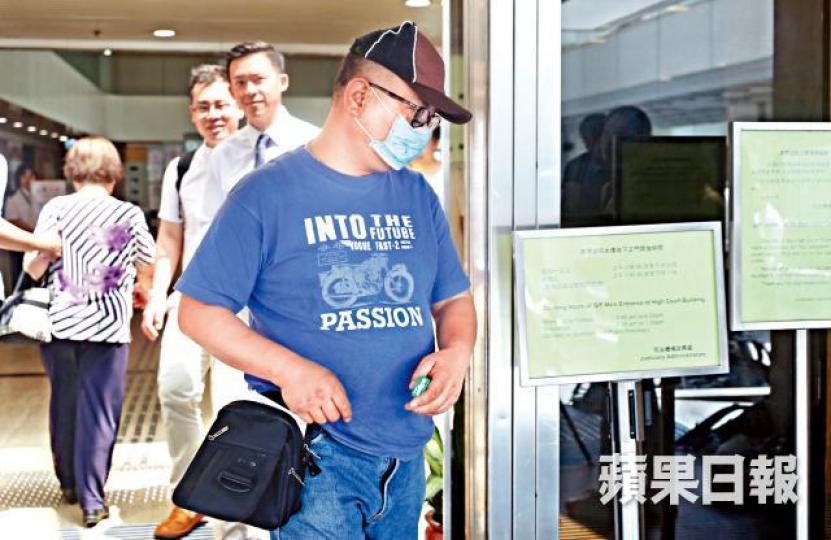 ■男被告稱沒有虐打女被告,反被迫睡地板。李家皓攝 ■男被告稱沒有虐打女被告,反被迫睡地板。李家皓攝