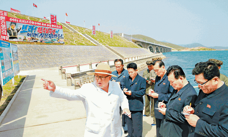 ■北韓官方昨日發放領袖金正恩視察江原道一條新鐵路的照片。美聯社 ■北韓官方昨日發放領袖金正恩視察江原道一條新鐵路的照片。美聯社