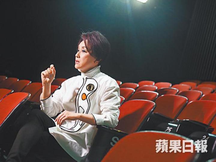 ■在新光演出無數的蓋鳴暉,哪個地方有凹位,也瞭若指掌。攝影:沈健程■蓋鳴暉於14年在新光戲院演出新春粵劇《花海紅樓》。資料圖片■蓋鳴暉(左)曾言當年一心想做花旦,卻被班主安排做文武生。■新光戲院是北角地標,前年獲續租至2022年。 ■在新光演出無數的蓋鳴暉,哪個地方有凹位,也瞭若指掌。攝影:沈健程■蓋鳴暉於14年在新光戲院演出新春粵劇《花海紅樓》。資料圖片■蓋鳴暉(左)曾言當年一心想做花旦,卻被班主安排做文武生。■新光戲院是北角地標,前年獲續租至2022年。
