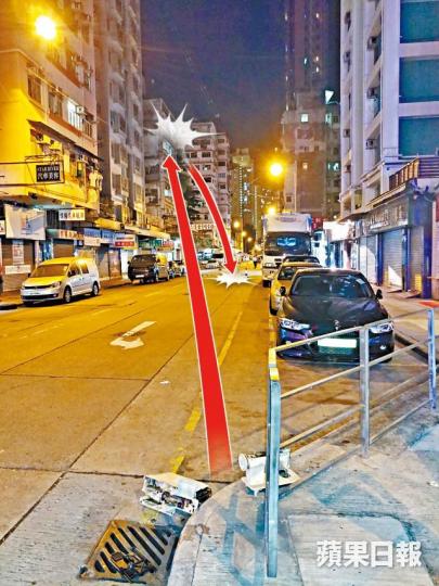 ■深水埗前晚發生滅火筒突然噴氣一飛沖天,擊中4樓一部冷氣機後跌回地上意外。司徒韋桐攝■被滅火筒砸中冷氣機單位,窗框凹陷。翁鈺輝攝■意外中的滅火筒事後跌回地面,被扭開的開關掣亦遺留地上。 ■深水埗前晚發生滅火筒突然噴氣一飛沖天,擊中4樓一部冷氣機後跌回地上意外。司徒韋桐攝■被滅火筒砸中冷氣機單位,窗框凹陷。翁鈺輝攝■意外中的滅火筒事後跌回地面,被扭開的開關掣亦遺留地上。