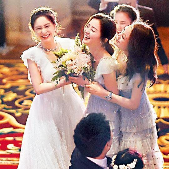 ■阿嬌特地將花球交給阿Sa,令阿Sa一時間不知如何反應。互聯網圖片■(左起)容祖兒、阿嬌、阿Sa與Yumiko是圈中出名的好姊妹。互聯網圖片 ■阿嬌特地將花球交給阿Sa,令阿Sa一時間不知如何反應。互聯網圖片■(左起)容祖兒、阿嬌、阿Sa與Yumiko是圈中出名的好姊妹。互聯網圖片