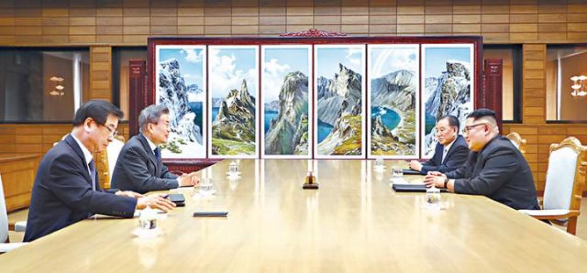 ■南韓情報院院長徐薰陪同總統文在寅(左二)與北韓領袖金正恩(右一)及統一戰線部部長金英哲(右二)會談。美聯社 ■南韓情報院院長徐薰陪同總統文在寅(左二)與北韓領袖金正恩(右一)及統一戰線部部長金英哲(右二)會談。美聯社