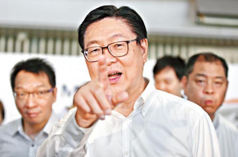■馬時亨指傳媒追問資料並無意義,應相信經驗豐富的港鐵管理層。■港鐵指高鐵列車車輪是鋼製,故會出現磨損。 ■馬時亨指傳媒追問資料並無意義,應相信經驗豐富的港鐵管理層。■港鐵指高鐵列車車輪是鋼製,故會出現磨損。
