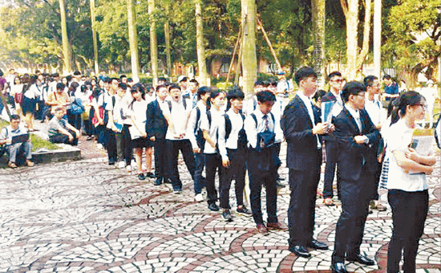 ■廣州中山大學早前招生,吸引大批台灣學生排隊面試。 ■廣州中山大學早前招生,吸引大批台灣學生排隊面試。