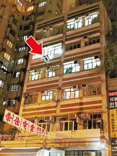 ■被擊中冷氣機搖搖欲墜(箭嘴示)。互聯網 ■被擊中冷氣機搖搖欲墜(箭嘴示)。互聯網