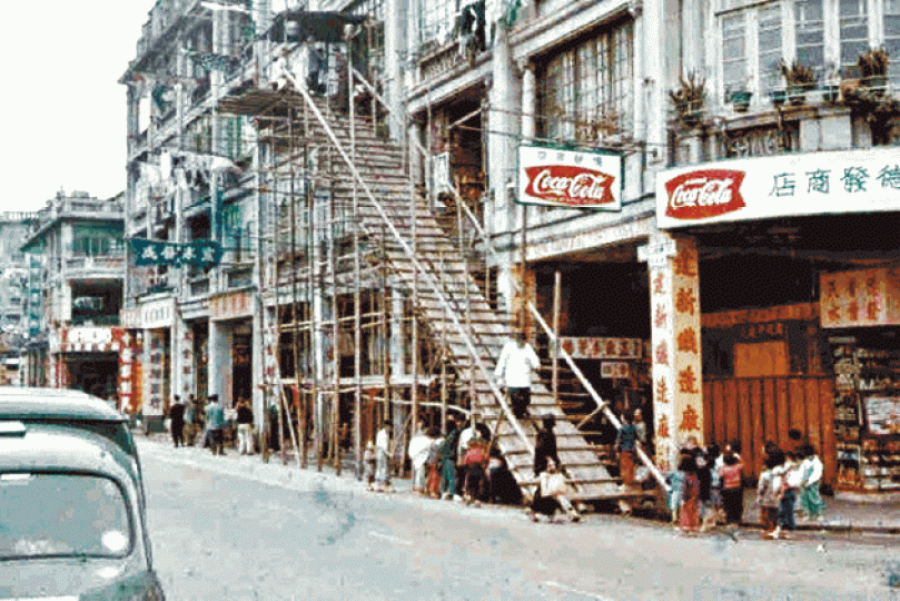 ■50年代的香港,遺體在出殯當日從騎樓搭梯運出去。互聯網■披麻戴孝「遊街」已絕迹。互聯網 ■50年代的香港,遺體在出殯當日從騎樓搭梯運出去。互聯網■披麻戴孝「遊街」已絕迹。互聯網